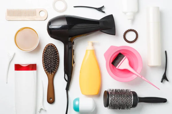 Estilista Que Seca O Cabelo Da Menina Com O Secador De Cabelo No Salão De  Beleza Imagem de Stock - Imagem de adulto, lifestyle: 154533075