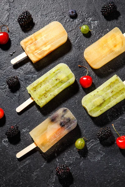 Foto Helado Palo Mora Cereza Grosella Sobre Fondo Negro — Foto de Stock