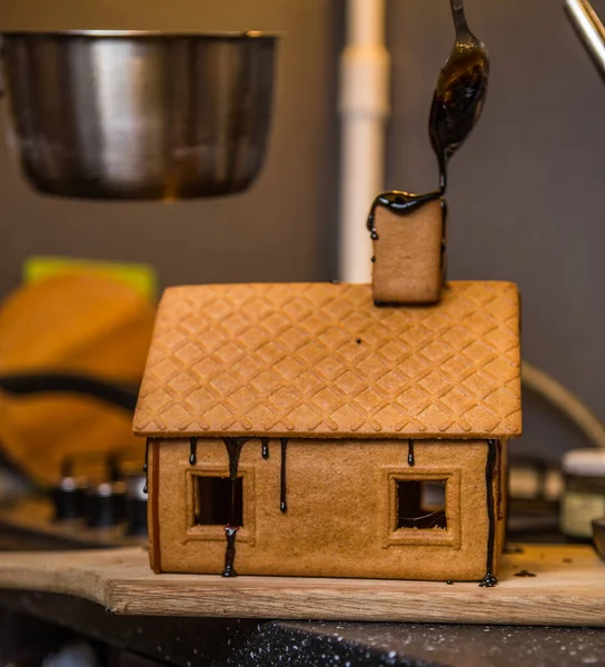 Hemlagat Pepparkakshus Förberedelse För Julefirande — Stockfoto