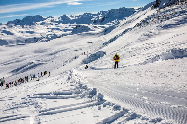 Görüntü Kışın Öğleden Sonra Karlı Tatil Beldesindeki Uzak Kayakçılardan Geliyor — Stok fotoğraf