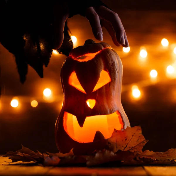 Foto Von Halloween Kürbis Geschnitten Form Von Gesicht Mit Hexenhand — Stockfoto