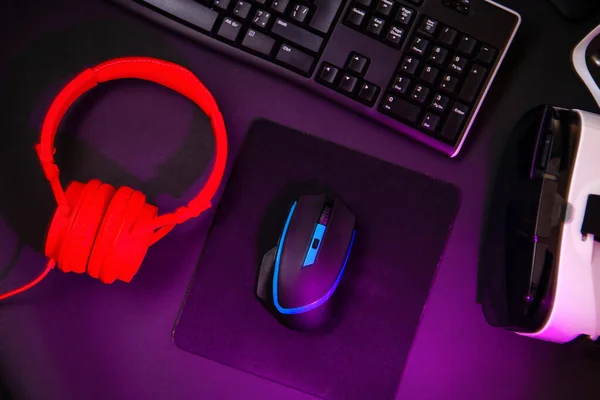 Ovanifrån Spelutrustning Mus Tangentbord Joystick Headset Headset Svart Bordsbakgrund Gamer — Stockfoto