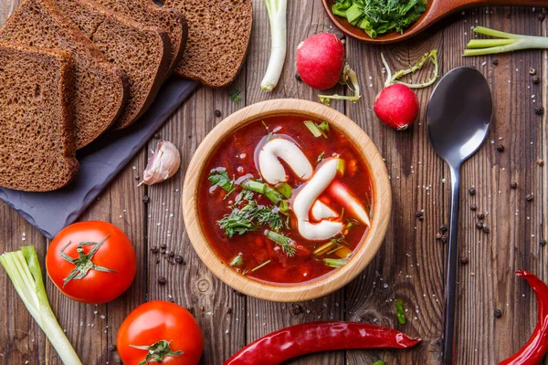 甜菜在木制板与木制的桌子上的蔬菜汤 传统俄罗斯食品 — 图库照片