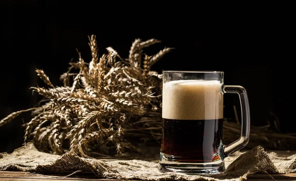 Пиво Муг Пшеницею Лляній Тканині Дерев Яному Столі — стокове фото