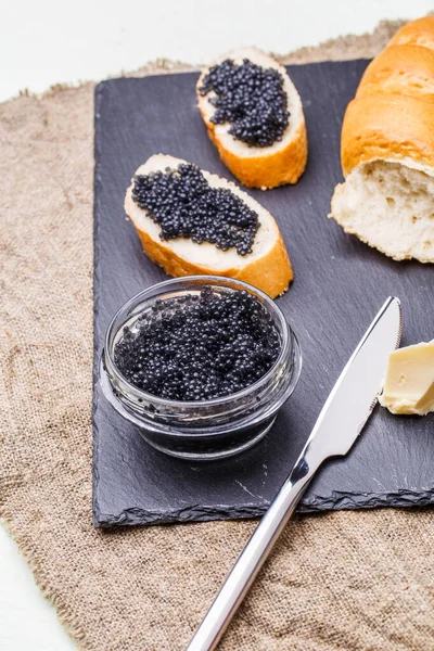 Photo Baguette Avec Caviar Noir Couteau Tasse Sur Tableau Noir — Photo