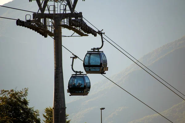 Foto Dois Funiculares Área Montanhosa Dia Verão — Fotografia de Stock