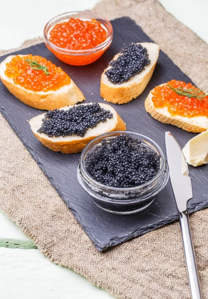 Sandwiches Con Caviar Rojo Negro Sobre Servilleta Lino Sobre Mesa — Foto de Stock