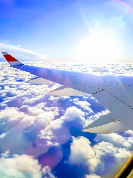 Aripa Avionului Norii Cerul Văzute Prin Fereastra Unei Aeronave — Fotografie, imagine de stoc