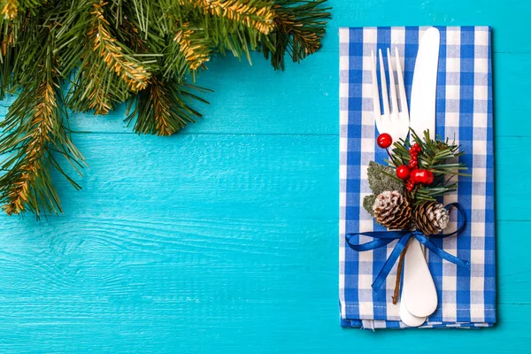 圣诞餐桌的照片 餐巾上有叉子和刀 还有云杉树枝 — 图库照片