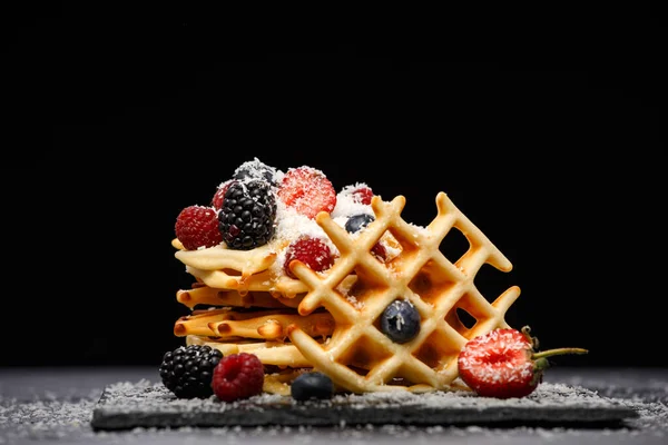 Foto Obleas Vienesas Con Frambuesas Frescas Fresas Espolvoreadas Con Azúcar — Foto de Stock