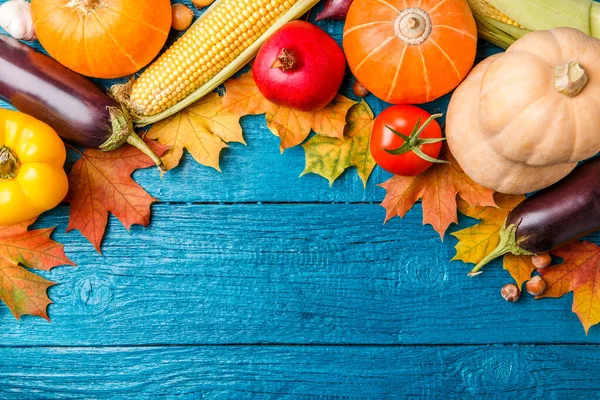 Imagen Mesa Madera Azul Con Verduras Otoño Con Lugar Para —  Fotos de Stock