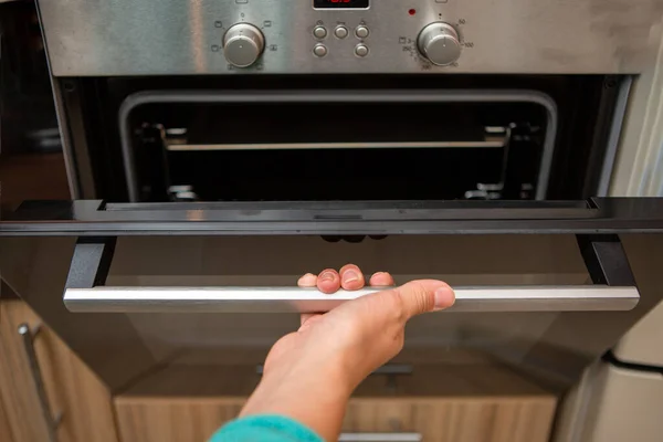 Foto Horno Mano Humana Apartamento — Foto de Stock