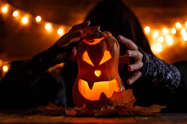 Afbeelding Van Halloween Pompoen Gesneden Vorm Van Gezicht Met Heks — Stockfoto
