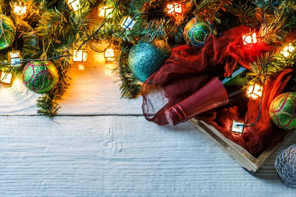 Foto Van Dennentakken Kerstballen Fles Wijn Doek Witte Tafel Getinte — Stockfoto