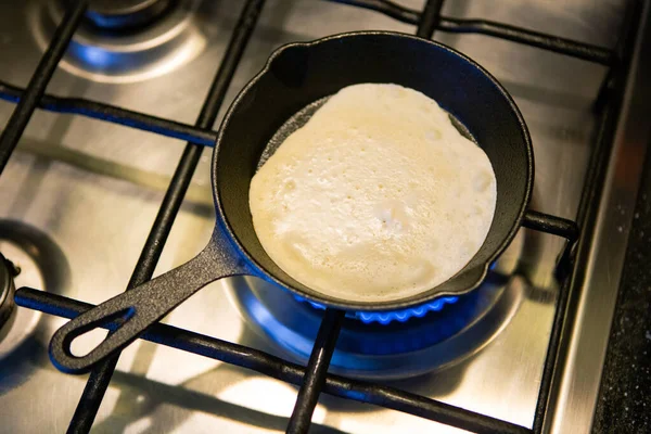 Mutfak gaz soba üzerinde pancake ile tava tava Yukarıdaki fotoğraf