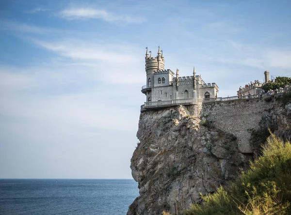 Château Décoratif Néo Gothique Nid Hirondelle Sur Rocher Dessus Mer — Photo