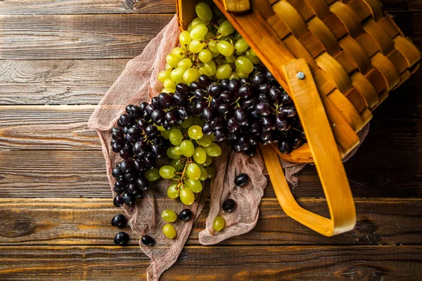 Bild Von Trauben Grün Und Schwarz Holzkorb Auf Dem Tisch — Stockfoto