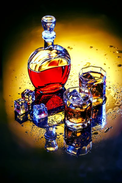 玻璃杯和两杯威士忌加冰块 灰色背景 摄影棚的照片 — 图库照片