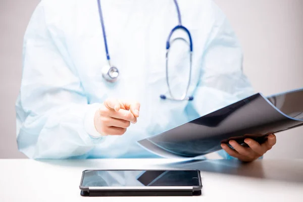 Doctor Examining Ray Table Front Him Tablet Computer Medicine Concept — Stock Photo, Image