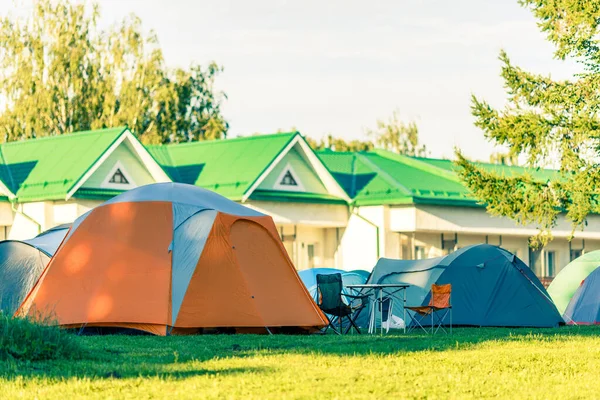 Tiendas Campaña Camping Hermoso Lugar Natural Con Árboles Hierba Verde —  Fotos de Stock