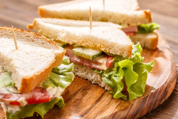 Image Canape Avec Cure Dents Légumes Frais Sur Planche Bois — Photo