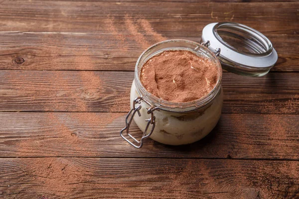 Tiramisú Tazón Transparente Sobre Mesa Madera Marrón — Foto de Stock