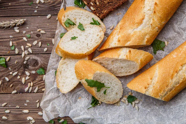 Krájený Chléb Stole Semeny Papírem — Stock fotografie