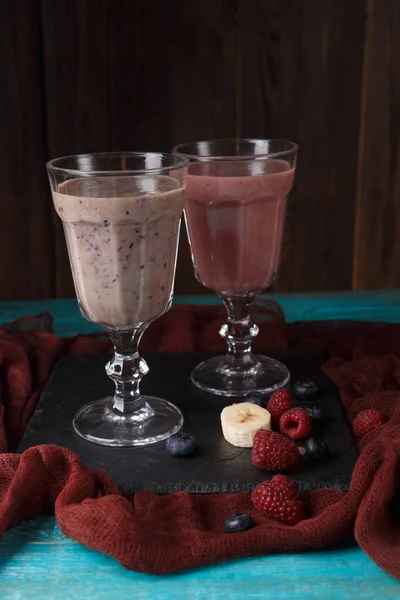 Foto Dois Copos Com Smoothies Mesa Com Pano Banana Mirtilo — Fotografia de Stock