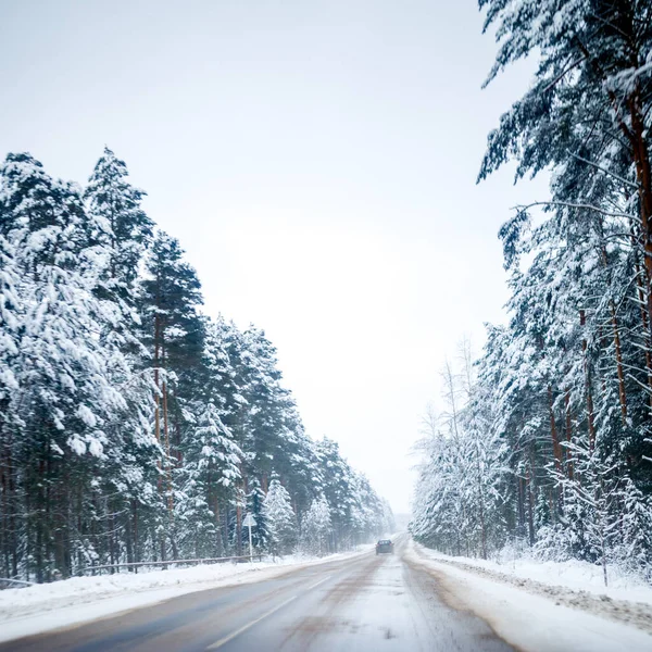 冬日道路上白雪连绵的照片 — 图库照片