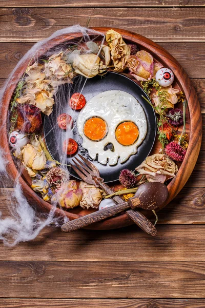 Jajka Smażone Kształcie Czaszki Świeże Pomidory Śniadanie Dekoracjach Halloween Widok — Zdjęcie stockowe