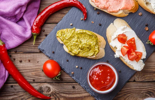 Mesa Madeira Marrom Com Lanche Tomates Pimentas Quadro Negro — Fotografia de Stock