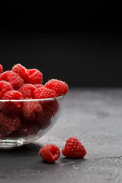 Foto Von Himbeeren Transparenter Glasschale Auf Schwarzem Hintergrund — Stockfoto