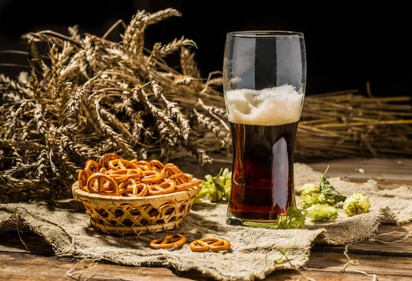 Glasse Beer Wheat Hops Basket Pretzels Linen Cloth Wooden Table — Stock Photo, Image
