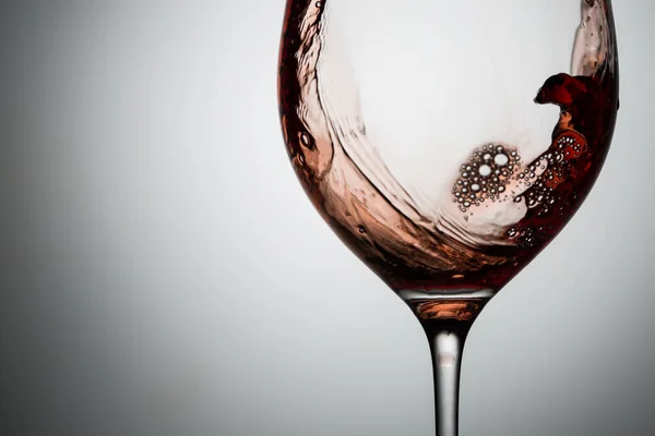 ガラスの側面に赤ワインと泡の波 — ストック写真