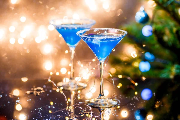 Photo Noël Deux Verres Vin Avec Cocktail Bleu Guirlande Sur — Photo