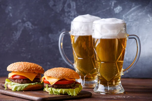 Foto Dos Hamburguesas Vasos Con Cerveza Sobre Mesa Madera — Foto de Stock