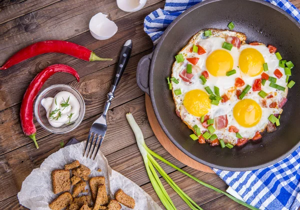 Fred Ägg Pan Med Tomater Och Grön Färsk Lök Frukost — Stockfoto