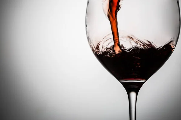 Riempimento Bicchiere Vino Rosso Primo Piano Immagine Con Spazio Testo — Foto Stock
