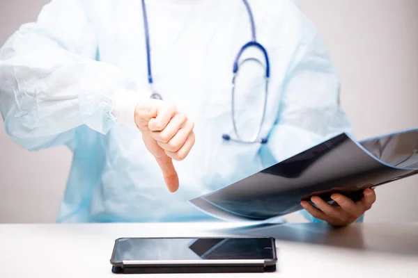 Worth Doctor Examines Ray Shows Thumb Table Front Him Tablet — Stock Photo, Image