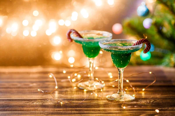 Photo Noël Deux Verres Vin Avec Cocktail Vert Bâtons Caramel — Photo