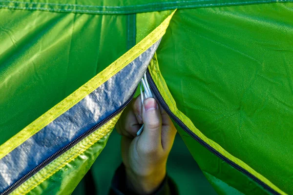 Pessoa Fecha Zíper Entrada Tenda Área Acampamento — Fotografia de Stock