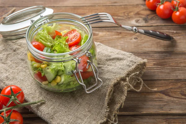 Gesunder Salat Auf Leinenserviette Auf Holztisch — Stockfoto
