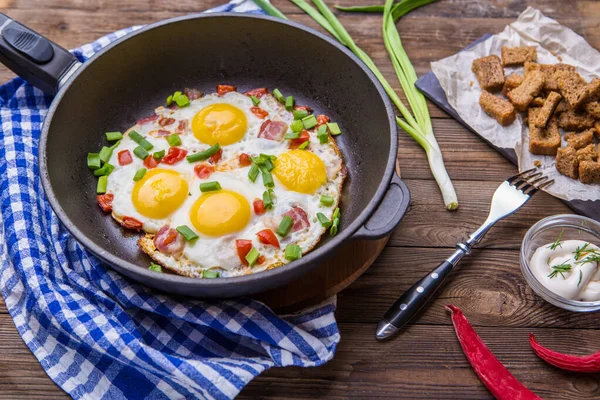 Huevos Fritos Sartén Con Tomates Cebolla Fresca Verde Desayuno Alimento — Foto de Stock