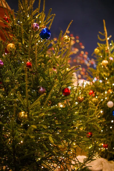 Фото Рождественской Елки Золотыми Синими Красными Шариками Размытом Фоне Здания — стоковое фото