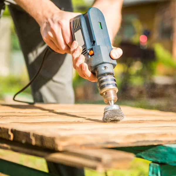 Händerna Man Med Elektrisk Roterande Borste Metall Disk Slipning Bit — Stockfoto