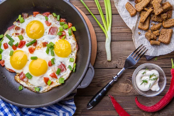 Fred Huevos Sartén Con Tomates Cebolla Fresca Verde Desayuno Alimento — Foto de Stock