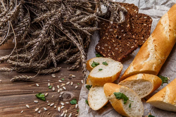 Bageta Obilným Chlebem Stole Pšenicí Slunečnicová Semínka — Stock fotografie