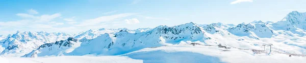 Photo Panoramique Des Montagnes Enneigées Dans Après Midi — Photo