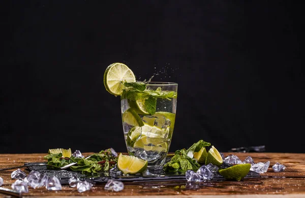 Limonlu mojito, boş arkaplanda buz.