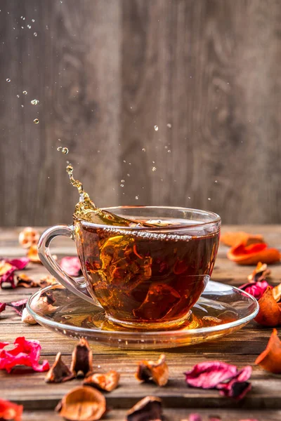 Thé Noir Tasse Sur Table Avec Pétales — Photo